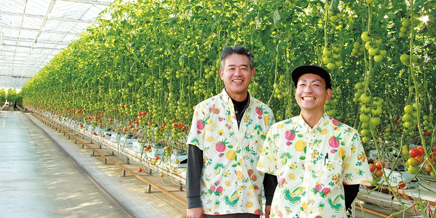 左から吉田 力 取締役農場長、生産販売課 宇佐美 竜彦 氏の写真